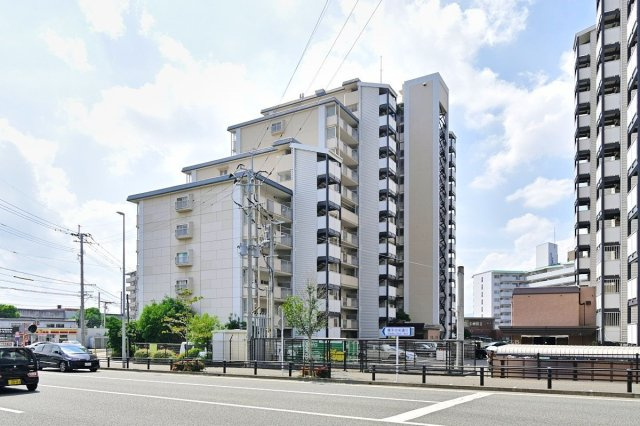 【外観】 | 日商岩井リバーサイドマンションA棟 | 14階建てマンションの4階のお部屋です。エレベーター停止階なのは嬉しいポイント！