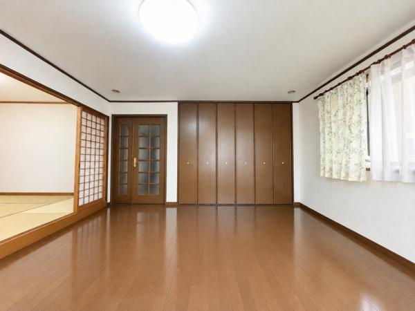 【居間・リビング】 | ■3階の約11帖の洋室は間仕切り壁を付けると、それぞれ独立したお部屋としても利用可能です♪
壁を分けることで、2部屋に分けること可能なので、ライフスタイルの変化にも対応可能です♪