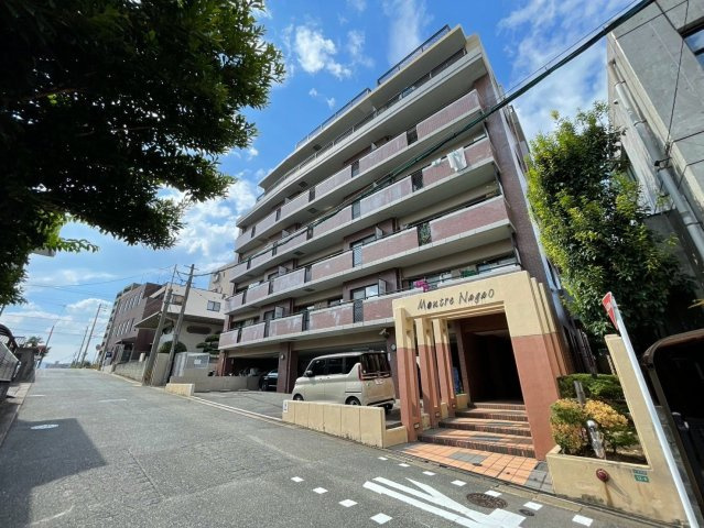 【外観】 | モントーレ長尾 | 小学校が近いので通学も安心です。徒歩圏内に買い物施設も充実しています