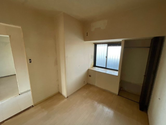 【洋室】 | モントーレ長尾 | 出窓になっているので部屋の空間に広がりができ、窓辺に物を置くこともできます