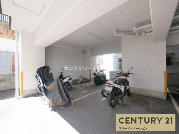 シャトー元町の駐車場