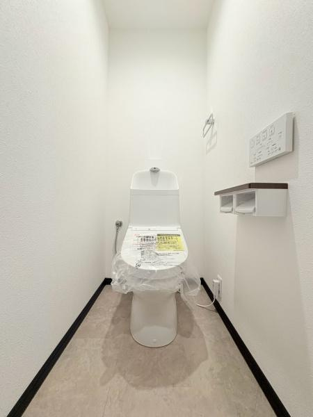 東急ドエル江田ロビニアのトイレ|清潔感のあるトイレです！多機能パネル付きです。