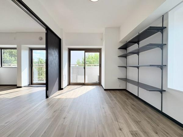 東急ドエル江田ロビニアの洋室|洋室6.3帖！リビングに繋がるお部屋で広くご使用いただくことも可動式扉を閉めてお部屋を区切ることもできます！目的に合わせた使い方ができます！