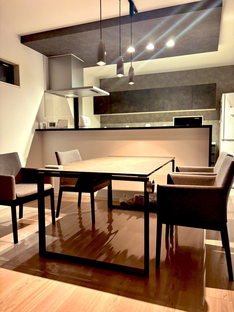 太田市龍舞町中古戸建の居間・リビング|料理をしながら家族との会話も楽しんでください