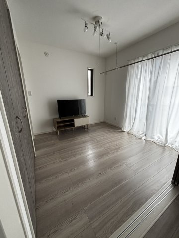 太田市龍舞町中古戸建の洋室|南からの日差しがたっぷり
