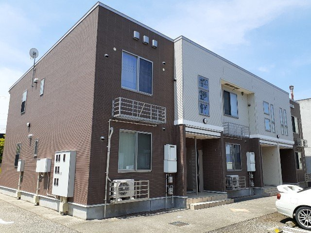 富山市新庄町４丁目のアパートの外観