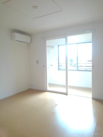 富山市新庄町４丁目のアパートの居間・リビング