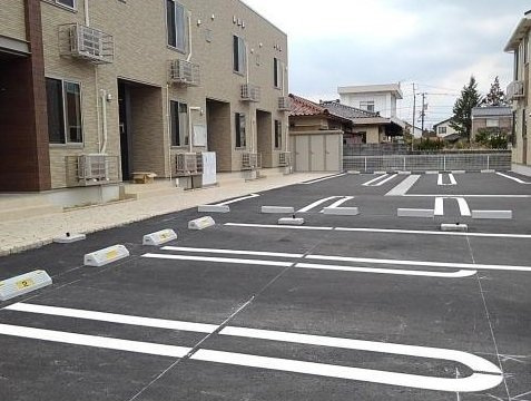 富山市新庄町のアパートの駐車場