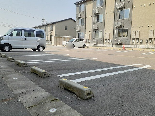 富山市黒瀬北町１丁目のアパートの駐車場