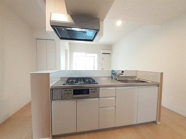 富山市黒瀬北町１丁目のアパートのキッチン