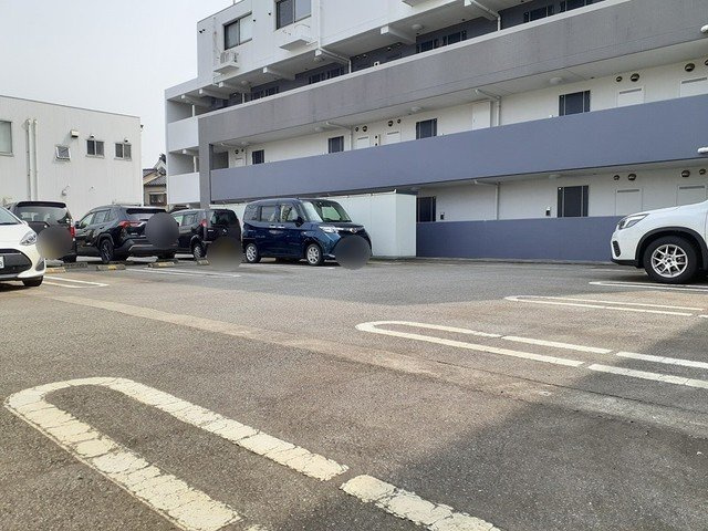 富山市堀川小泉町の賃貸マンションの駐車場