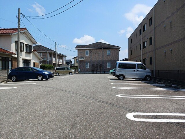 富山市婦中町下轡田のアパートの駐車場
