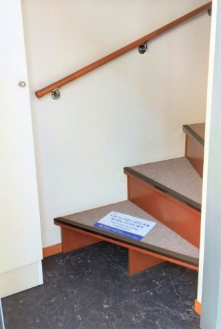 レオパレスラークの玄関