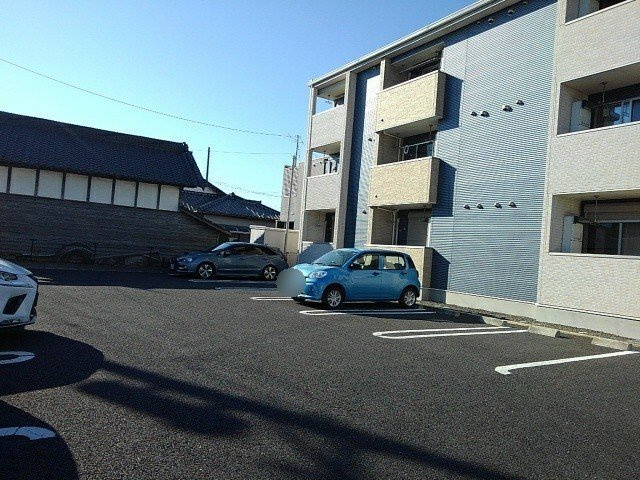ノイ・シャングリラの駐車場