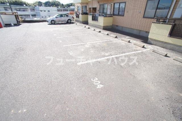グレースフルの駐車場|車をお持ちの方に嬉しい駐車場付きの物件です