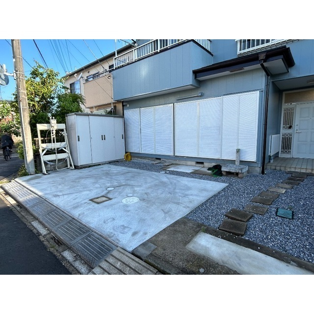 リブレス新宿新田戸建の駐車場