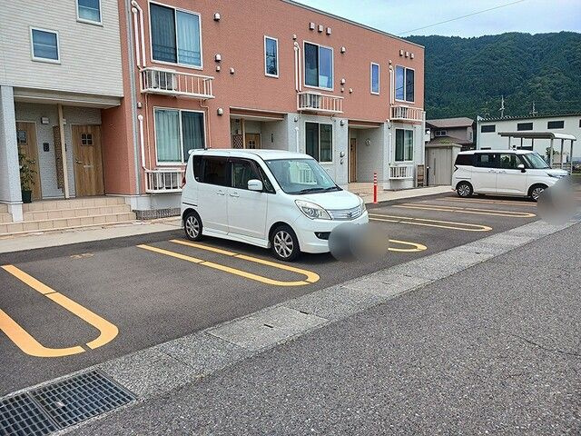 ローザ　ローザの駐車場
