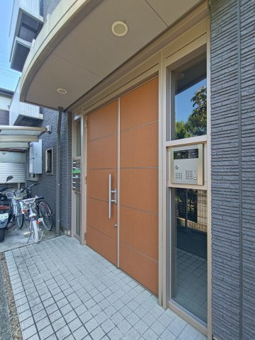 シャーメゾン下中条のエントランス