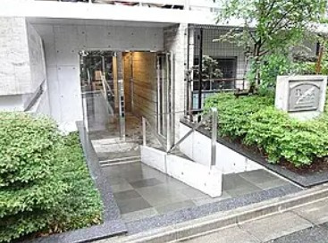 プレール・ドゥーク北新宿Ⅳのエントランス