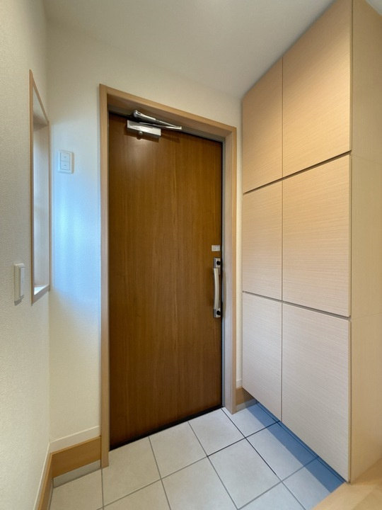 南与野戸建貸家の玄関|ゆったりとした玄関です