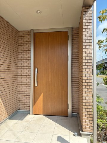 南与野戸建貸家の玄関|明るい玄関です