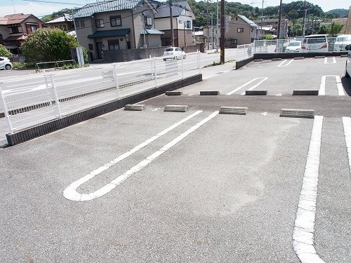 メゾン・エクレールⅢの駐車場