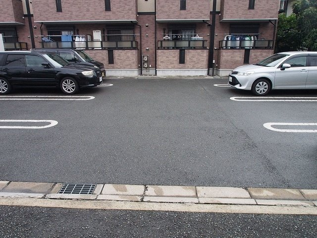 メゾン・リベルタの駐車場