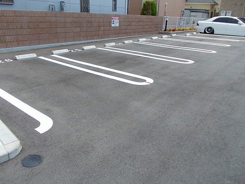 グランドソレイユⅢ番館の駐車場
