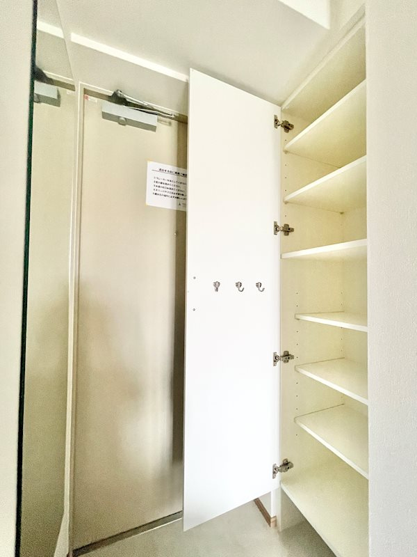 ライジングプレイス綾瀬二番館 の玄関