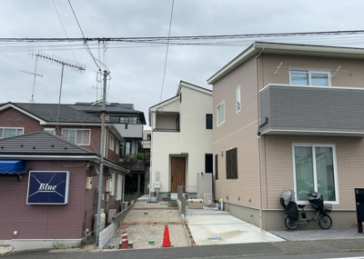 【外観】 | 立野台新築戸建 | 2026年7月築のスタイリッシュな新築一戸建ての外観です。安心の木造2階建て構造となっており周辺の街並みと美しく調和しています。洗練されたデザインが住む人の満足感を高めるこだわりの住まいです。