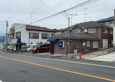 【前面道路含む現地写真】 | 立野台新築戸建 | 南東側に幅員約11.0ｍの公道が接道する開放感ある現地です。前面道路はゆとりある幅員が確保されておりお車の出し入れやすれ違いもスムーズに行えます。日当たりの良さも実感できる住環境となっています。