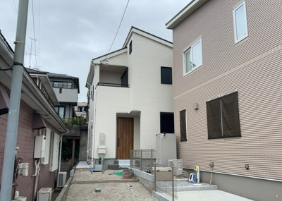 【外観】 | 立野台新築戸建 | 座間市立野台2丁目に位置する新築戸建です。小田急小田原線「座間」駅まで徒歩14分のアクセスで立野台東公園まで徒歩3分（210m）と子育て世帯にも好適な閑静な住宅街に佇む魅力的な住居です。