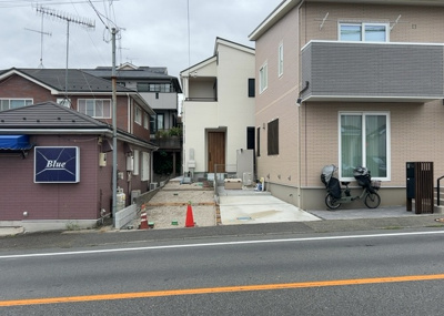 【前面道路含む現地写真】 | 立野台新築戸建 | 前面道路は南東11ｍの公道に面しており陽当り・通風ともに良好なロケーションです。建蔽率50％・容積率100％の第一種低層住居専用地域に位置するため周囲と適切な間隔が保たれ開放感があります。