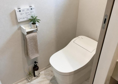 【トイレ】 | 立野台新築戸建 | 清潔感のある温水洗浄便座を備えた快適なトイレ空間です。朝の混雑時にも安心な2箇所設置の設計となっております。ペーパーホルダーや小物を置けるスペースもあり毎日の生活を快適にサポートします。