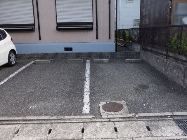 メゾン・ファミールの駐車場