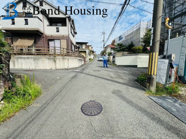 車並列3台駐車可　緑が丘駅徒歩9分北山台２丁目　A号棟の前面道路含む現地写真