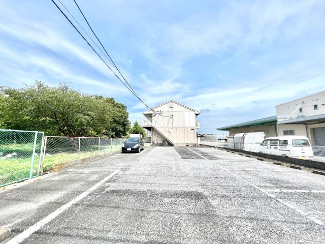 ニューエクセルハイムの駐車場|車をお持ちの方に嬉しい駐車場付きの物件です