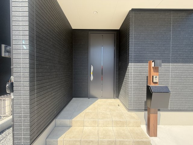 姫路市飾東町庄の新築一戸建のエントランス