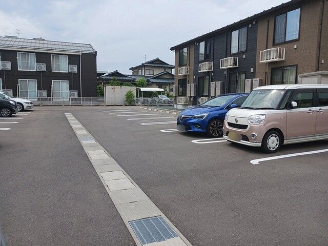 ボナール・アイリスの駐車場