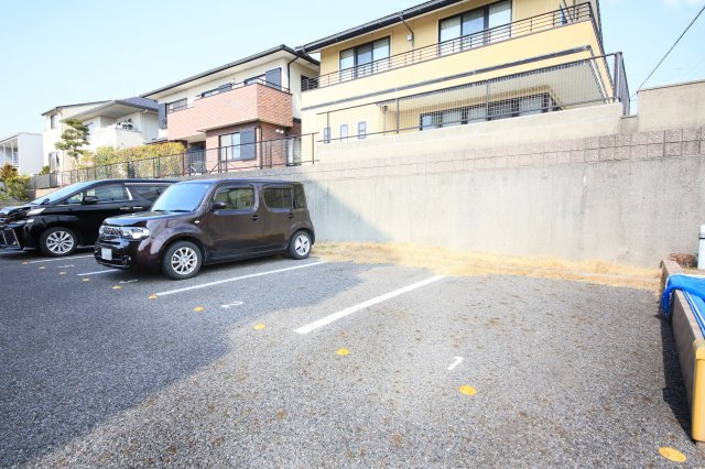 メゾン桐ヶ丘の駐車場