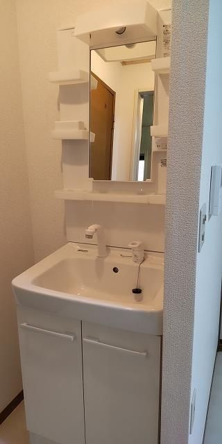 メゾン駒木Ａの洗面所|明るい洗面所です