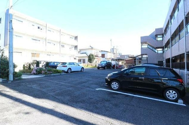 ロイヤルハウスの駐車場|カースペースがあります