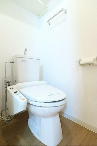 ロイヤルハウスのトイレ|落ち着いた色調のトイレです