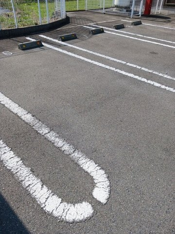 カーサスカイⅢの駐車場
