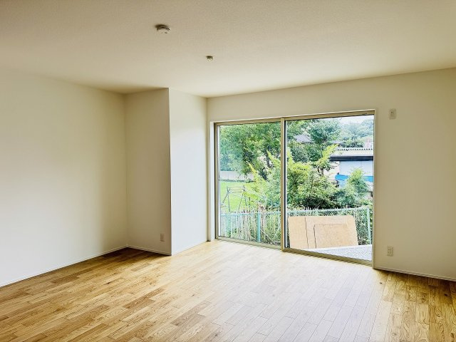 八王子市　元八王子町　新築一戸建て　７期の居間・リビング|～17.5帖の明るいLDKで、家族団欒の時間をお過ごしいただけます～