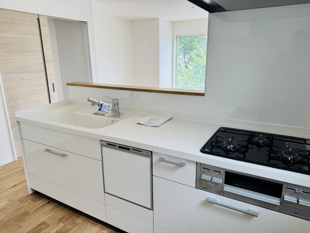 八王子市　元八王子町　新築一戸建て　７期のキッチン|～３口コンロと広い調理台でお料理が捗ります～