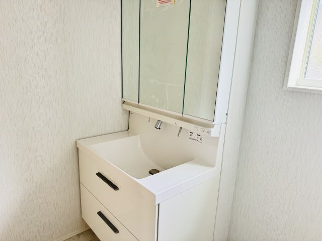 八王子市　元八王子町　新築一戸建て　７期の独立洗面台|～３面鏡付きの独立洗面台　細々している物をスッキリ収納出来ます～