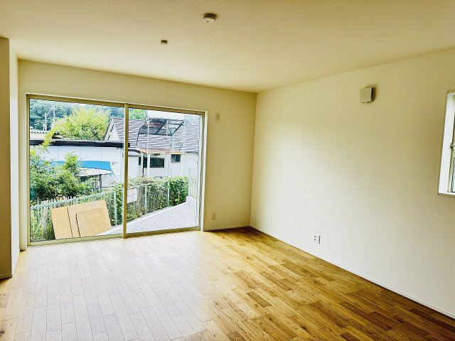 八王子市　元八王子町　新築一戸建て　７期の居間・リビング|～17.5帖の明るいLDKで、家族団欒の時間をお過ごしいただけます～