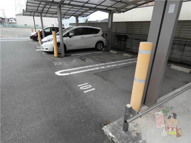 フラッツアヒトミの駐車場