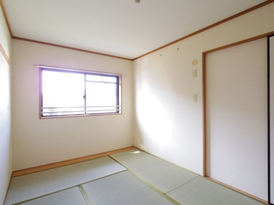 【和室】 | ヤマジンフローラ | 日当り良好な6帖和室。エアコンも設置可能です。